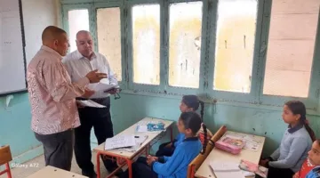 خلال زيارة مفاجئة.. إحالة مدير ووكيل مدرسة للتحقيق بسبب غياب المعلمين بقرية الزعفرانة| صور