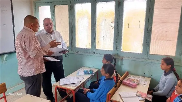خلال زيارة مفاجئة.. إحالة مدير ووكيل مدرسة للتحقيق بسبب غياب المعلمين بقرية الزعفرانة| صور