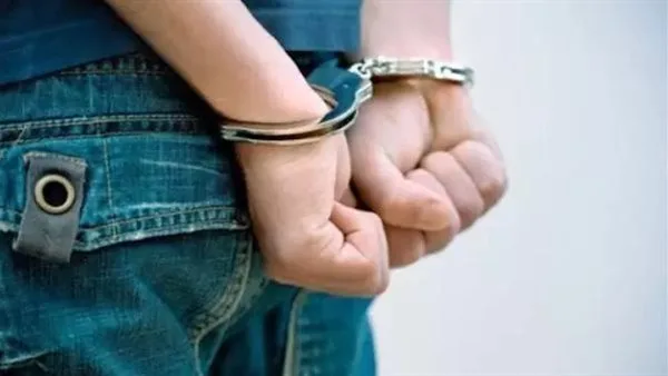 خلع بنطلونه.. ضبط شخص ارتكب أفعالا مخلة مع صغير داخل مدخل عقار بالهرم