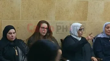 دنيا عبد العزيز أول الحضور في عزاء حماة المنتج محمد السبكي بمسجد الحامدية الشاذلية