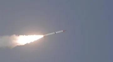 رصد إطلاق صاروخ باليستي من اليمن تجاه إسرائيل.. والاحتلال يعلن إسقاطه