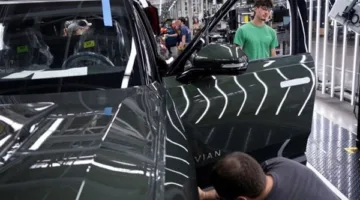 ريفيان ولوسيد ترفعان أسعار السيارات الكهربائية بسبب الرسوم الجمركية