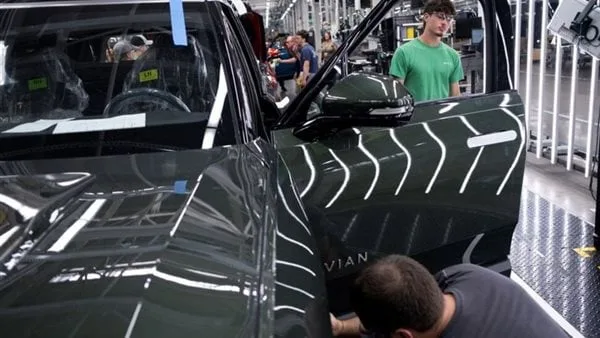 ريفيان ولوسيد ترفعان أسعار السيارات الكهربائية بسبب الرسوم الجمركية