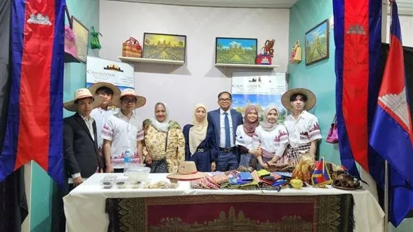 سفير كمبوديا يتفقد معرض ديارنا زهور الربيع بحضور أفراد جالية المملكة في مصر