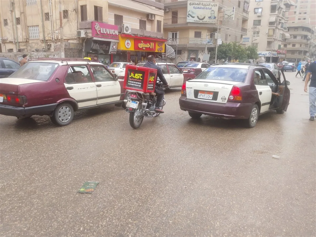 سقوط أمطار على مدينة المنصورة.. ومحافظ الدقهلية يتابع جهود شفط المياه