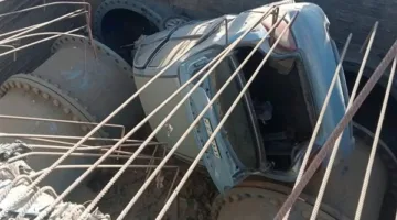 سقوط سيارة ملاكي في بيارة خط مياه تحت الإنشاء بالمنوفية | صور