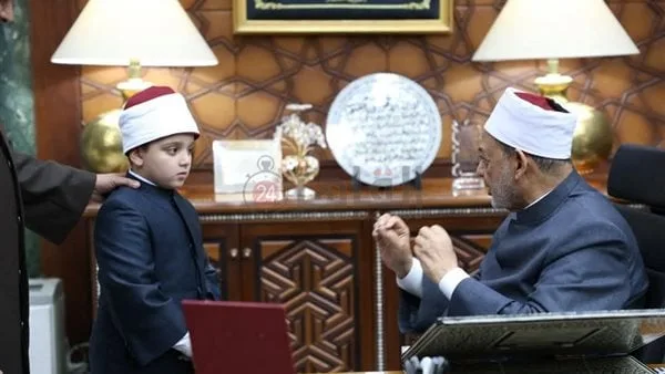 شيخ الأزهر يستقبل صغيرا أزهريا بعد إبداعه في حفظ المتون.. والدكتورة إلهام شاهين: والدته محبة للدين والتراث شيخ الأزهر يستقبل صغيرا أزهريا بعد إبداعه في حفظ المتون.. والدكتورة إلهام شاهين: والدته محبة للدين والتراث