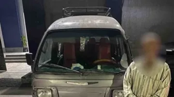 ضبط سائق سمح لطفل بالجلوس أعلى سقف السيارة في الإسكندرية