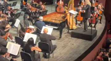 عائدها لصالح اللاجئين من غزة.. سميح ساويرس يبدع في العزف على البيانو بحفله بدار الأوبرا