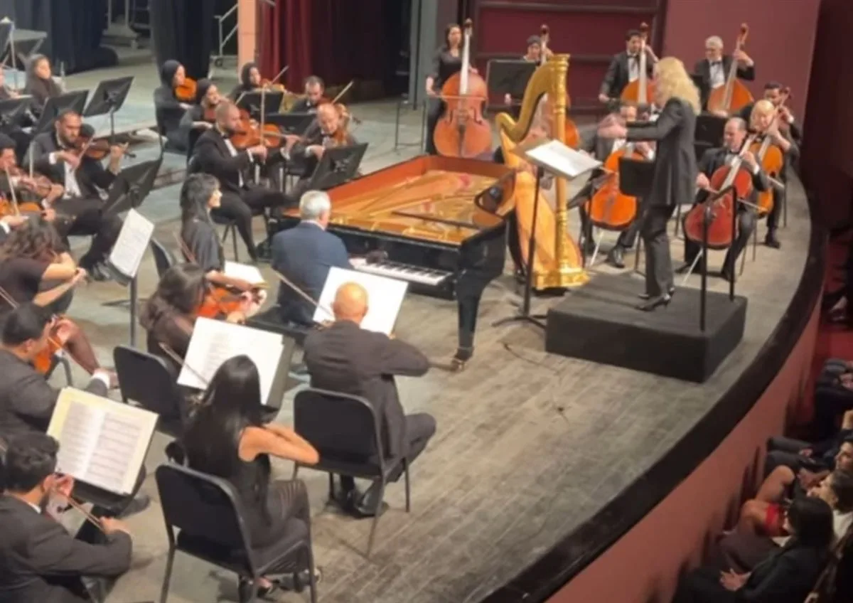 عائدها لصالح اللاجئين من غزة.. سميح ساويرس يبدع في العزف على البيانو بحفله بدار الأوبرا