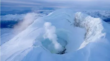 قد ينفجر في أي لحظة.. مخاوف بين الأمريكيين من ثوران بركان ألاسكا