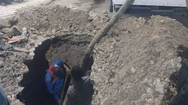 كسر ماسورة مياه في منطقة العطارين بالإسكندرية.. والحي يتدخل لسرعة إصلاحها كسر ماسورة مياه في منطقة العطارين بالإسكندرية.. والحي يتدخل لسرعة إصلاحها