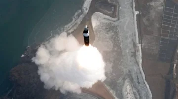 كوريا الشمالية تطلق صاروخا باليسيتا قبالة ساحل نظيرتها الجنوبية