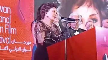 لبلبة باكيةً بعد تكريمها في مهرجان أسوان لأفلام المرأة: أتمنى أقدم أعمال يفتكرني بيها الجمهور