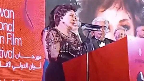 لبلبة باكيةً بعد تكريمها في مهرجان أسوان لأفلام المرأة: أتمنى أقدم أعمال يفتكرني بيها الجمهور لبلبة باكيةً بعد تكريمها في مهرجان أسوان لأفلام المرأة: أتمنى أقدم أعمال يفتكرني بيها الجمهور