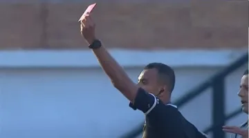 لجنة الحكام تكشف حقيقة طرد أحد لاعبي بيراميدز بعد مباراة فاركو