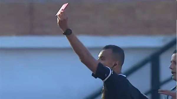 لجنة الحكام تكشف حقيقة طرد أحد لاعبي بيراميدز بعد مباراة فاركو لجنة الحكام تكشف حقيقة طرد أحد لاعبي بيراميدز بعد مباراة فاركو