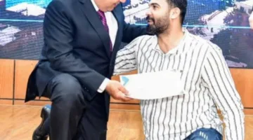 لحظة إنسانية.. محافظ الدقهلية ينحني لعامل لالتقاط صورة خلال احتفالية عيد العمال