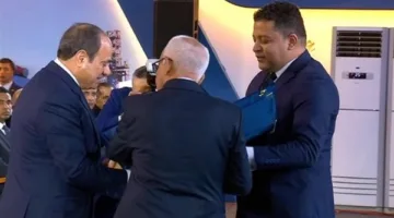 لدعمه للعمالة غير المنتظمة.. رئيس اتحاد عمال مصر يقدم درعا للرئيس السيسي خلال احتفالية عيد العمال