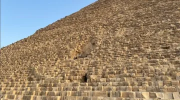 لمشاهدة نص مكتوب بأحرف هيروغليفية.. عالم آثار بريطاني يوثق جولته لـ المدخل الأصلي للهرم الأكبر | صور