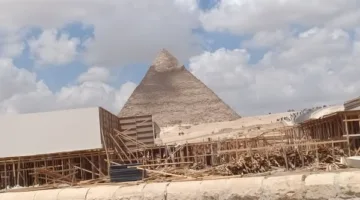 لها موافقات رسمية.. مصدر بالآثار يعلق على الصور المتداولة لوجود مسارح خشبية بأهرامات الجيزة