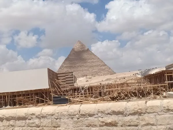 لها موافقات رسمية.. مصدر بالآثار يعلق على الصور المتداولة لوجود مسارح خشبية بأهرامات الجيزة