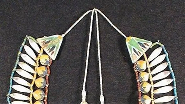 متحف بروكسل يعرض قلادة من الأسرة الـ 18 مُكتشفة في منطقة وادي الملوك