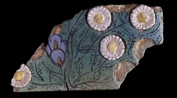 متحف بليتسايوس هلدسهايم بألمانيا يعرض قطعة أثرية تعود إلى تاريخ الملك أخناتون