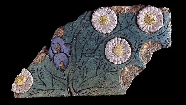 متحف بليتسايوس هلدسهايم بألمانيا يعرض قطعة أثرية تعود إلى تاريخ الملك أخناتون