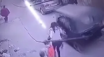 مجهولين راكبين توك توك.. الأمن يفحص تداول فيديو اختطاف طفل من والدته وسط الشارع