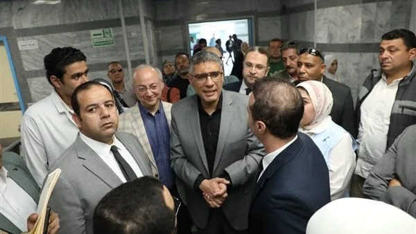 محافظ الجيزة يستعرض شكاوى المواطنين من مسؤولي فرع التأمين الصحي بمدينة 6 أكتوبر محافظ الجيزة يستعرض شكاوى المواطنين من مسؤولي فرع التأمين الصحي بمدينة 6 أكتوبر