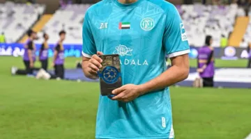 محمد النني يتسلم جائزة الأفضل في شهر أبريل بالدوري الإماراتي