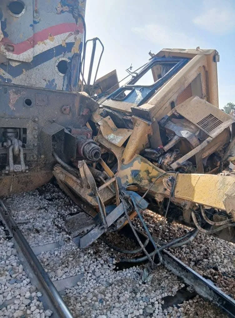 مصرع سائق لودر في حادث تصادم مع قطار الضبعة غرب مدينة الحمام بمطروح | صور