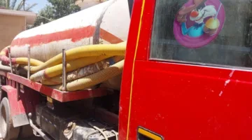 مطاردة استمرت ساعتين.. رئيس مجلس قروي سلامون يضبط سيارة كسح مخالفة في سوهاج | فيديو وصور