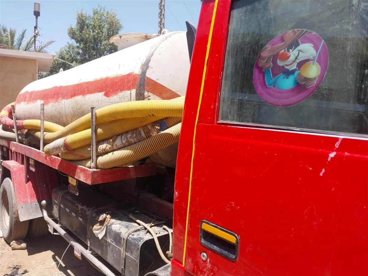 مطاردة استمرت ساعتين.. رئيس مجلس قروي سلامون يضبط سيارة كسح مخالفة في سوهاج | فيديو وصور