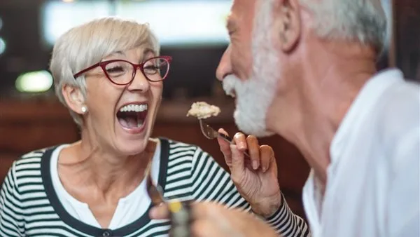 مُسن ينسى زوجته على جانب الطريق ويقود لساعات معتقدًا أنها نائمة في السيارة.. ما القصة؟ مُسن ينسى زوجته على جانب الطريق ويقود لساعات معتقدًا أنها نائمة في السيارة.. ما القصة؟