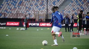 ناصر منسي يرتدي قناع وجه قبل مواجهة الزمالك والبنك الأهلي في الدوري