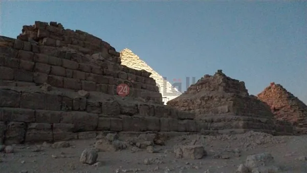هدم الأهرامات.. مصدر بالآثار يكشف حقيقة الصور المتداولة لهدم آثار ملكات مصر القديمة | صور