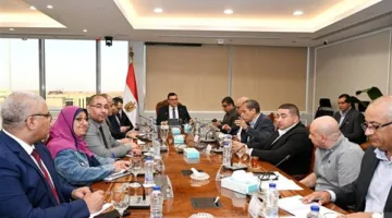 وزير الإسكان يعقد اجتماعا مع مسئولي شركة سيتي إيدج لمتابعة موقف مبيعات عدد من المشروعات