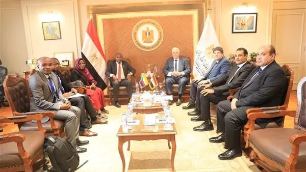 وزير التعليم العالي يبحث مع وزير خارجية جمهورية القمر المتحدة آليات تقديم منح دراسية للطلاب