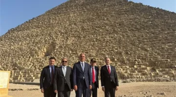 وزير الثقافة والسياحة التركي يزور منطقة أهرامات الجيزة