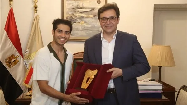 وزير الثقافة يكرم النجم العالمي مينا مسعود.. ويعلن اختياره ممثلًا للثقافة والفنون المصرية في الخارج