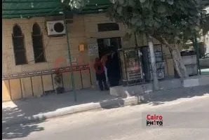 وصول جثمان الفنان نعيم عيسى إلى مسجد المنارة بالإسكندرية استعدادًا لصلاة الجنازة عليه