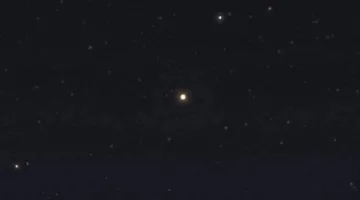 يبعد عن الأرض 79 سنة ضوئية.. اقتران القمر مع نجم عملاق في سماء مصر