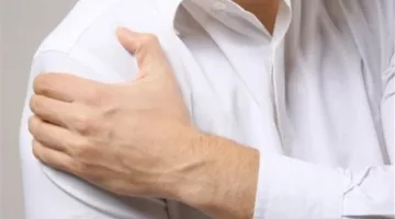 يحدث بسبب ضعف الأوتار..عوامل تزيد من التهاب الكتف